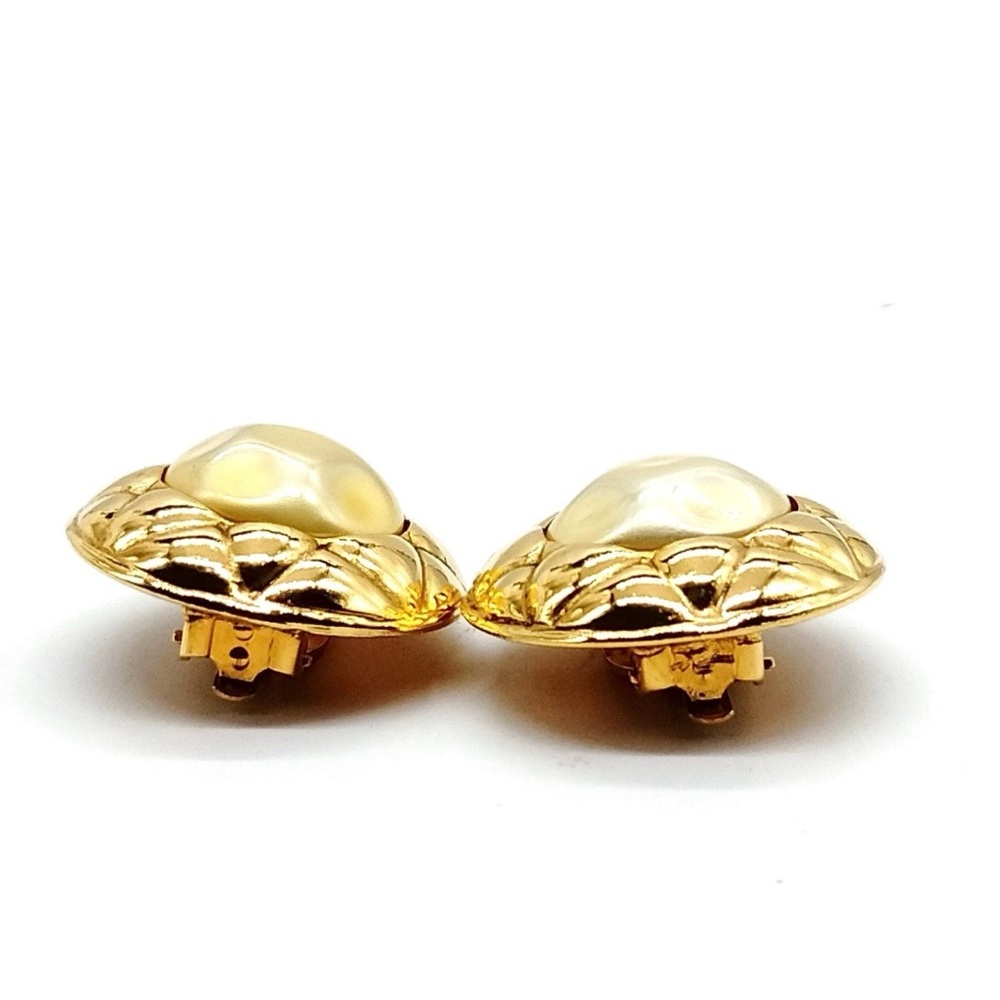 Vintage NIB Chanel Classic Baroque Pearl Quilted Edge Gold Round Clip Earrings - Picture 3 of 9
